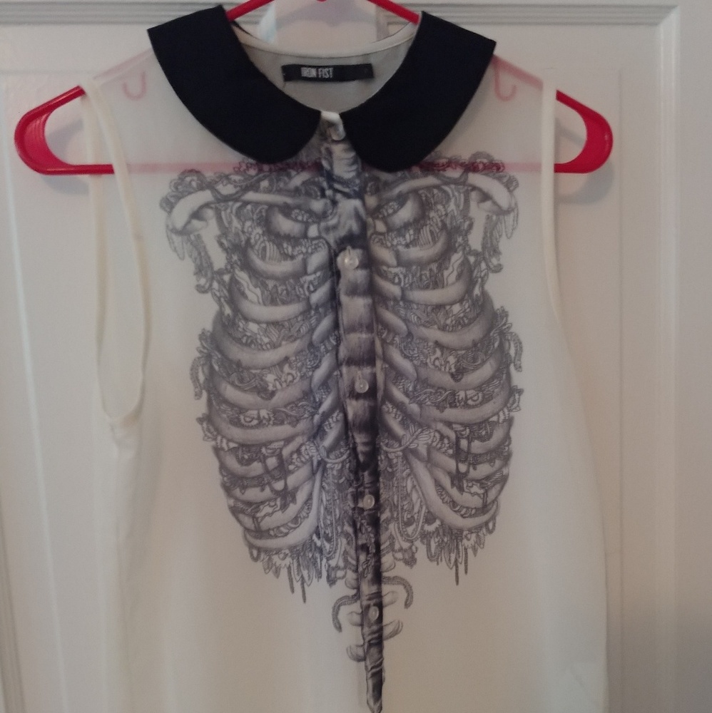 Cute sleevless shirt